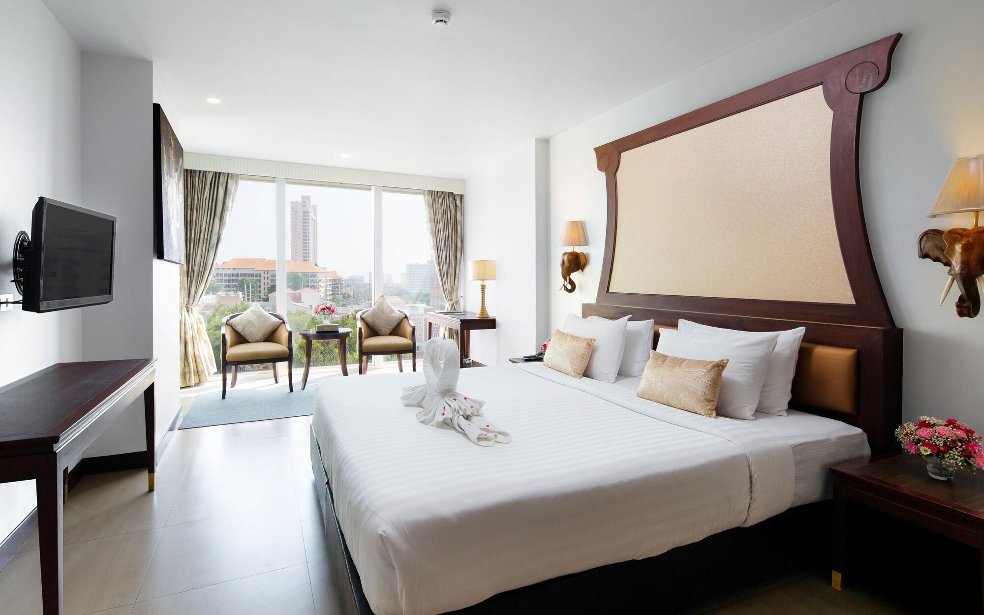 Aiyara Grand Hotel Pattaya Exterior photo
